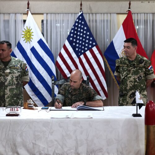 Fuzileiros Navais da Marinha do Paraguai recebem seus homólogos dos EUA para planejar treinamentos futuros e cooperação em segurança