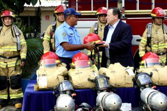EE. UU. dona equipo valorado en más de USD 2 millones a bomberos de El Salvador