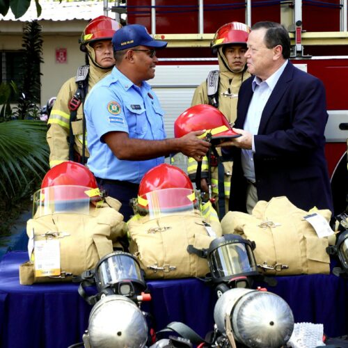 EE. UU. dona equipo valorado en más de USD 2 millones a bomberos de El Salvador