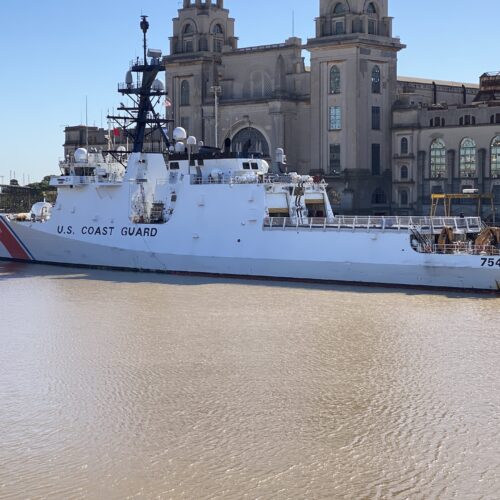 Guarda Costeira dos EUA apoia nações parceiras na luta contra pesca ilegal chinesa