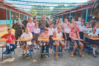 Asuntos Civiles del Ejército de los EE. UU., supervisa entrega de escritorios en Guatemala