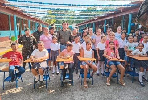 Asuntos Civiles del Ejército de los EE. UU., supervisa entrega de escritorios en Guatemala