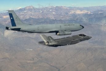 Tripulações da Força Aérea do Chile e dos EUA realizam reabastecimento histórico