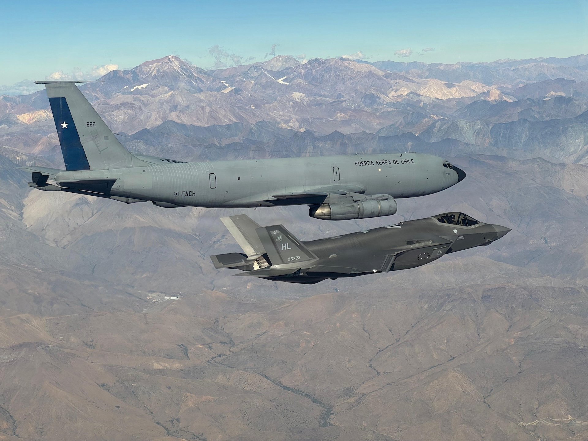 Chilean, US Air Force Crews Complete Historic Refueling