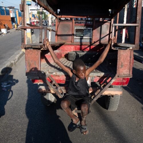 O recrutamento de crianças alimenta o controle territorial das gangues no Haiti