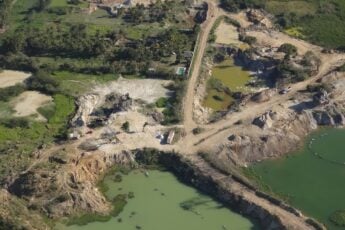 Como a demanda da China impulsiona a extração ilegal de areia na América Latina