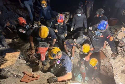 Cómo Estados Unidos apoya los esfuerzos internacionales de socorro en Venezuela tras el terremoto