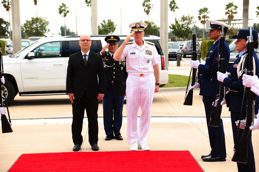 El Almirante de la Marina de los EE. UU. Craig Faller, comandante del Comando Sur, da la bienvenida al ministro de Seguridad Pública de Costa Rica Michael Soto Rojas, a su llegada a SOUTHCOM el 28 de enero de 2019.