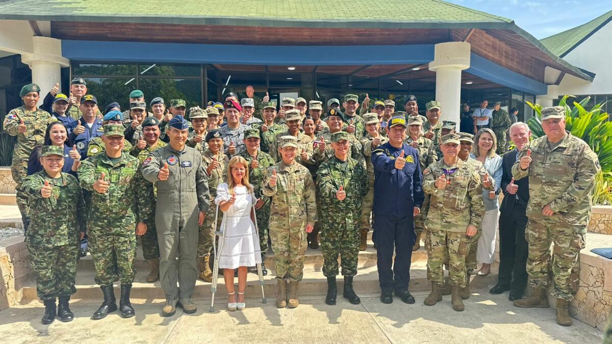 U.S. Army General Laura J. Richardson, commander of U.S. Southern Command (center) poses with participants at the inauguration of the Second hybrid Senior Enlisted Leader Women, Peace, and Security Seminar in Santa Marta, Colombia, May 22-24, 2023. (Photo: Colombian Military Forces’ General Command) 