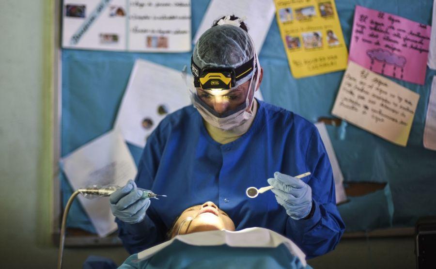 La Sargento Primero de la Fuerza Aérea de los EE. UU. Selma Stinson, técnico dental desplegada con SOUTHCOM, atiende a un paciente el 14 de mayo, en Coclé, Panamá, durante el ejercicio Nuevos Horizontes 2018. (Foto: Aerotécnico Jefe de la Fuerza Aérea de los EE. UU. Dustin Mullen)