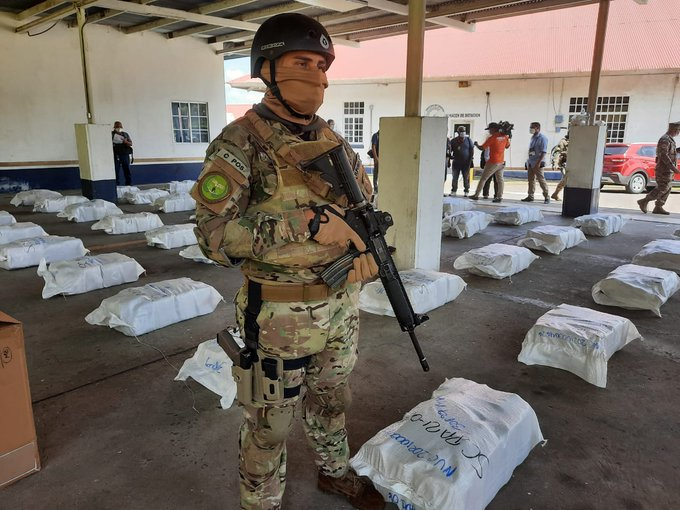 El Servicio Nacional Aeronaval (SENAN) de Panamá incautó 1344 paquetes de droga en una lancha en Isla Casayeta, el 26 de enero de 2021. Hay dos ciudadanos colombianos y uno panameño detenidos. (Foto: Página Twitter del SENAN en Panamá) 