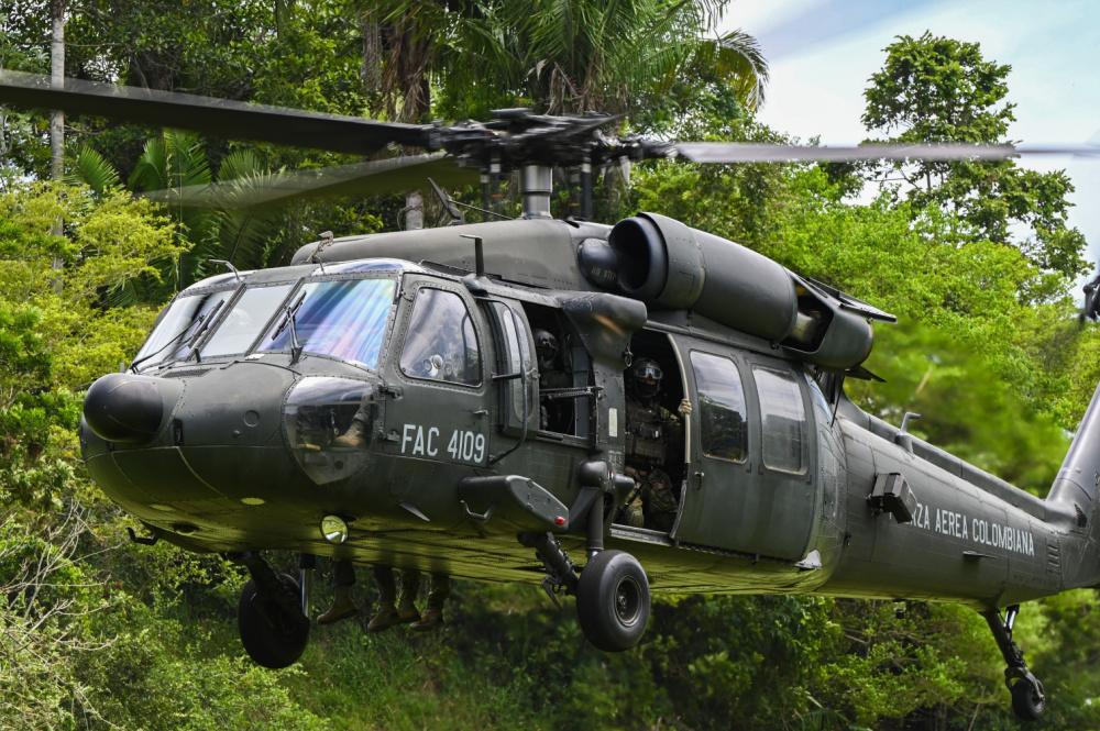 Um helicóptero da Força Aérea Colombiana se prepara para pousar e recolher os soldados colombianos durante o Exercício Relâmpago VI, perto da Base Aérea de Palenquero, Colômbia, no dia 12 de julho de 2021. O Relâmpago VI é um exercício combinado do Comando Sul dos EUA com foco em técnicas, táticas e procedimentos de treinamento e no fortalecimento da interoperabilidade com as nações parceiras, sob as normas da OTAN. (Foto: Segundo-Sargento Matthew Lotz, da Força Aérea dos EUA)