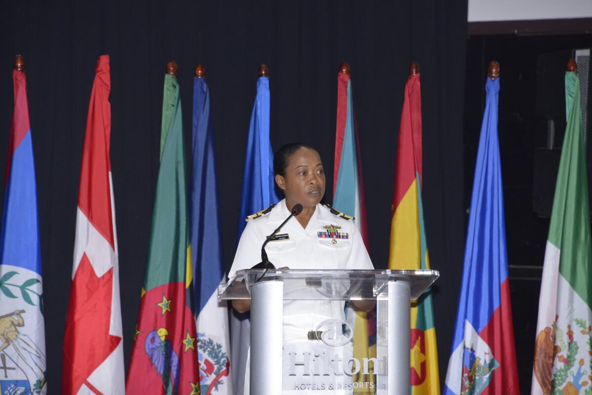 A Contra-Almirante Antonette Wemyss-Gorman, chefe do Estado-Maior da Força de Defesa da Jamaica, fala durante a cerimônia de abertura da CANSEC 2023. (Foto: Força de Defesa da Jamaica)