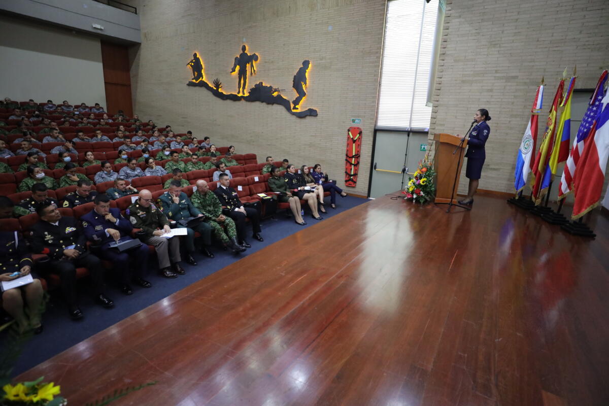 Senior Master Sergeant Silvia Martínez, Colombian Air Force Chief of Information Technologies advisor, shared her experiences and lessons learned during her professional development after 23 years of service in the institution. (Photo: Mayerlin Galindo/Diálogo) 