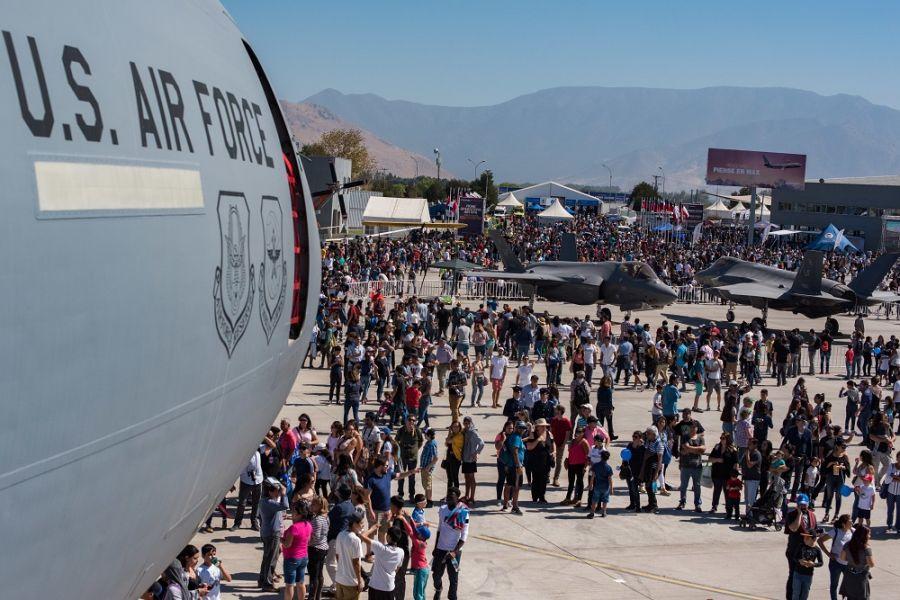 O público chileno passeia pelas instalações da FIDAE 2018, uma exposição aérea internacional em Santiago, Chile, no dia 8 de abril de 2018. (Foto: Terceiro-Sargento da Força Aérea dos EUA Danny Rangel, Relações Públicas da 12ª Força Aérea))