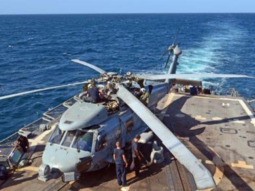  MIAMI, EUA – Mecânicos que cuidam do helicóptero Sea Hawk SH-60B, do Esquadrão Antissubmarino Light Four Nine (HSL), executam reparos de engenharia em um dos hangares do USS Gary em 20 de janeiro. (Cortesia de Raúl Sánchez-Azuara/Diálogo) 
