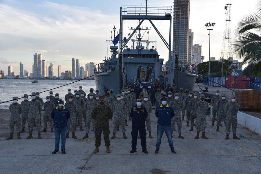 O Exército dos EUA e a Marinha da Colômbia trabalharam durante quase todo o dia para carregar o navio USAV Chickahominy com cerca de 130 toneladas de ajuda para a ilha de Providencia, Colômbia, no dia 29 de novembro de 2020. (Foto: Embaixada dos EUA em Bogotá, Colômbia)