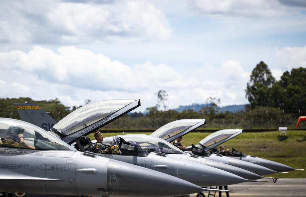 Um piloto da Força Aérea dos EUA lotado no 79º Esquadrão Expedicionário de Caças levanta a cobertura de um caça F-16 Fighting Falcon, durante o Exercício Relâmpago VI, no 5º Comando Aéreo de Combate (CACOM 5), em Rionegro, Colômbia, no dia 13 de julho de 2021. (Foto: Cabo Duncan C. Bevan, da Força Aérea dos EUA)