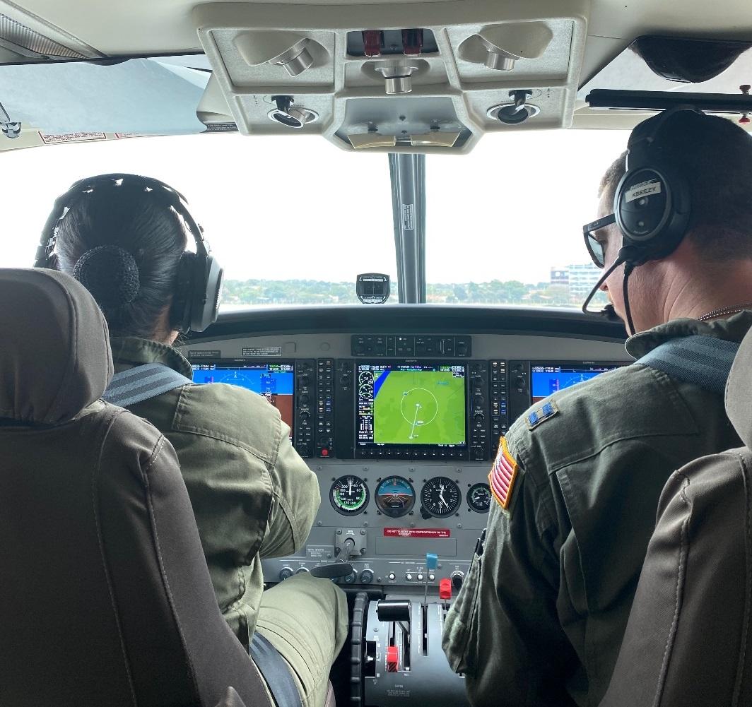 A Capitã Maria Jara (à esq.), da Força Aérea Paraguaia, e o Capitão Kevin Bennett, da Força Aérea dos EUA, preparam-se para decolar em um avião Cessna Grand Caravan (C-208). O 571º Esquadrão Consultivo de Apoio à Mobilidade (MSAS) realizou um treinamento de Aviação Adaptativa da Força de Segurança (ASAv) com o Grupo Aéreo de Transporte Especial da Força Aérea Paraguaia, em Assunção, Paraguai, de 13 a 29 de setembro de 2022. (Foto: Segundo-Sargento Gerame Vaden, da Força Aérea dos EUA)