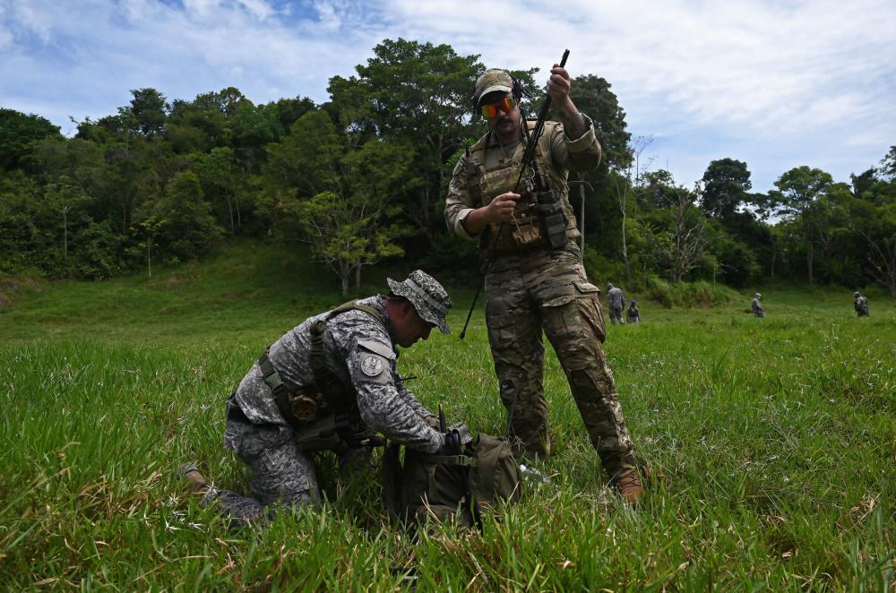 El Sargento Segundo de la Fuerza Aérea de los EE. UU. Derek Murphy, piloto del Grupo de Control Aerotáctico (TACP en inglés), asignado al ASOS N.º 14, ayuda a un controlador de ataque terminal aéreo del GROEA, de la Fuerza Aérea de Colombia, a instalar una antena de radio durante el ejercicio Relámpago VI, cerca de la Base Aérea Palenquero, en Colombia, el 13 de julio de 2021. Entrenados para todo tipo de guerra, los TACP estadounidenses tienen destreza en diversas tecnologías y tipos de armamento, y están capacitados para prestar asesoramiento y apoyo a comandantes terrestres. (Foto: Sargento Segundo de la Fuerza Aérea de los EE. UU. Matthew Lotz)