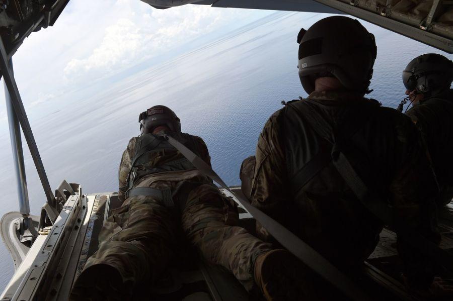 Membros da Guarda Nacional dos EUA realizam um exercício de busca em superfície da parte posterior de um Hercules C-130, à procura de uma embarcação em dificuldade nas águas das Bahamas, no dia 20 de junho de 2018. (Foto: Segundo-Sargento da Marinha dos EUA Melissa K. Russell)