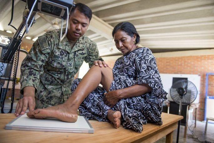 Hospital Corpsman 1st Class Nathaniel Corpuz, attached to Naval Hospital Jacksonville, Florida, performs an X-ray on the leg of a local Colombian patient at the Continuing Promise 2017 (CP-17) medical site in Mayapo, Colombia. (Photo: Mass Communication Specialist 2nd Class Shamira Purifoy/U.S. Navy)
