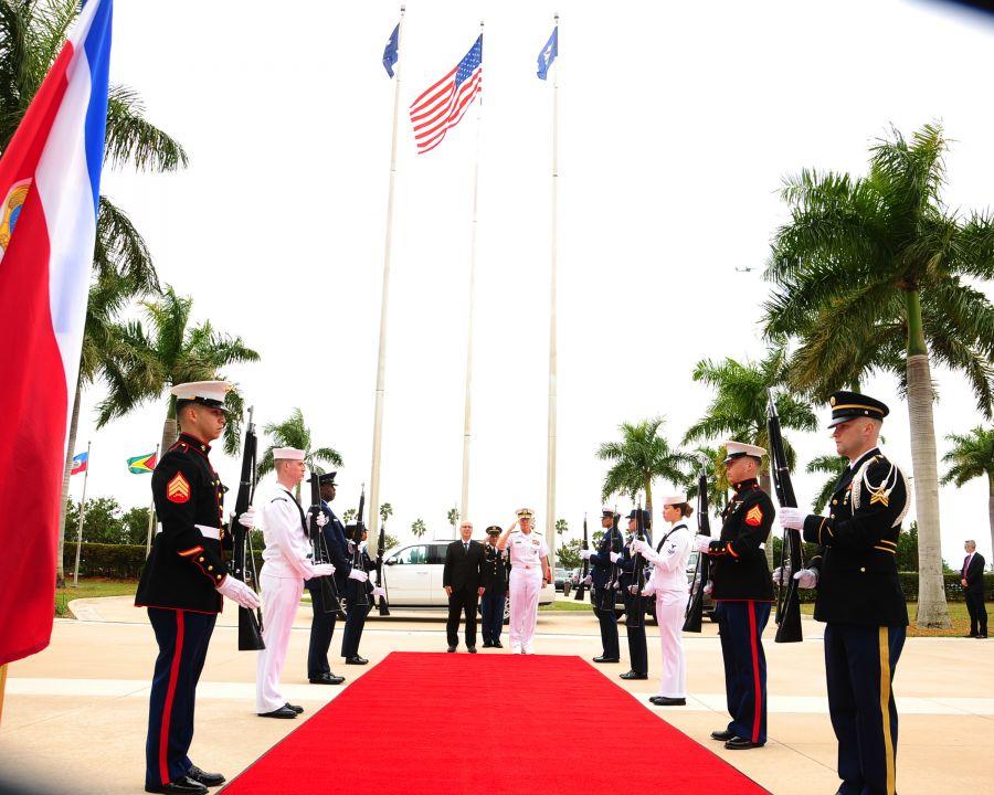 El Almirante de la Marina de los EE. UU. Craig Faller, comandante del Comando Sur, da la bienvenida al ministro de Seguridad Pública de Costa Rica Michael Soto Rojas, a su llegada a SOUTHCOM el 28 de enero de 2019.