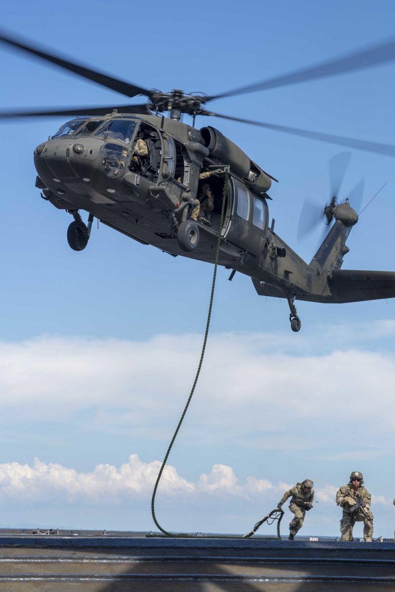 A U.S. Marine Corps CH-53E Super Stallion helicopter with Marine Heavy Helicopter Squadron lifts a M777A2 howitzer during an amphibious landing demonstration as part of RIMPAC 2018 on U.S. Marine Corps Base Hawaii, Oahu, July 29th. (Photo: U.S. Marine Corps Sergeant Alex Kouns)
