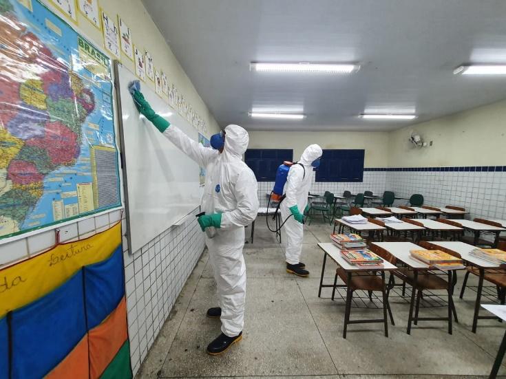 O Comando Conjunto Rio Grande do Norte e Paraíba concluiu, no dia 4 de setembro, a desinfecção de três escolas municipais em Parnamirim, no estado do Rio Grande do Norte. (Foto: Ministério da Defesa do Brasil)