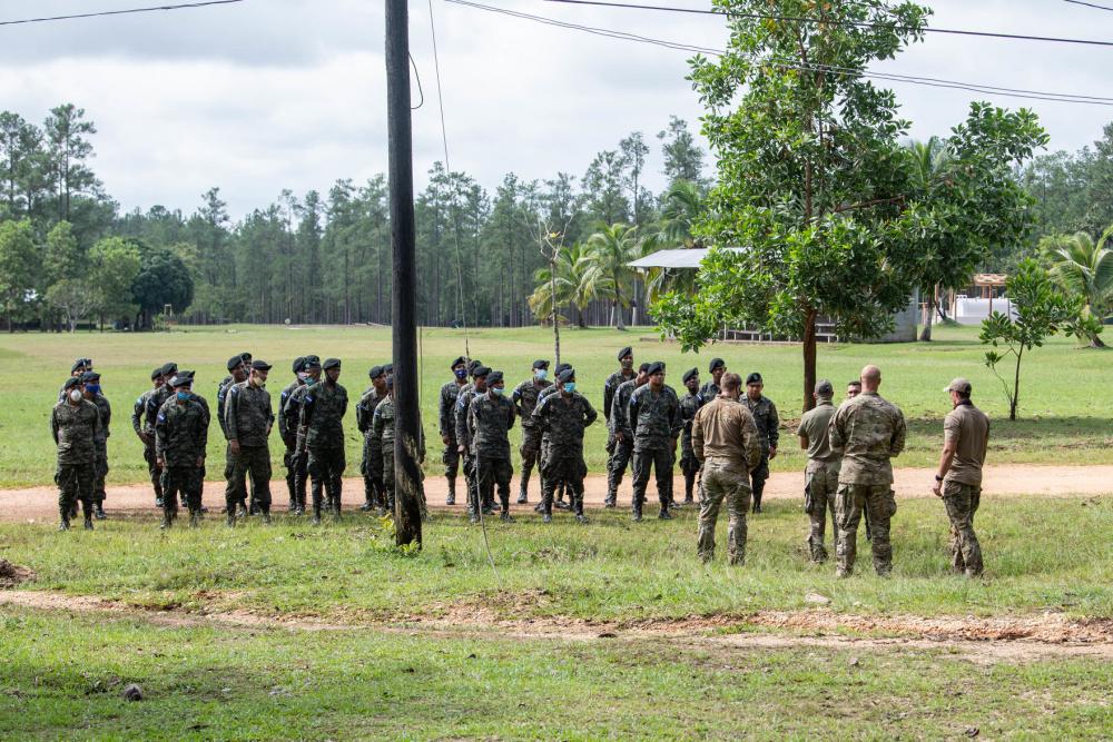 Operadores de Tácticas Especiales de la Fuerza Aérea de los EE. UU. se reúnen con soldados hondureños, para compartir conocimientos médicos después de inspeccionar aeródromos en una base de operaciones avanzadas en Mocorón, Honduras, el 28 de noviembre de 2020. La misión de inspección de aeródromos se llevó a cabo para apoyar los esfuerzos de ayuda del Gobierno de los EE. UU., luego del paso del huracán Iota. El equipo de Tácticas Especiales prestó apoyo a la Fuerza de Tarea Conjunta Bravo, estratégicamente ubicada para responder rápidamente a desastres naturales y esfuerzos de ayuda humanitaria. (Foto: Sargento Segundo de la Fuerza Aérea de los EE. UU. Rose Gudex)
