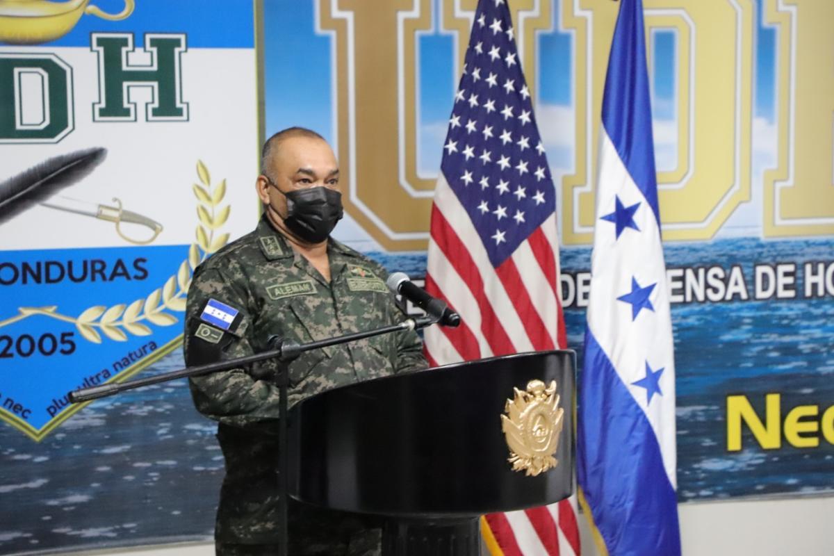El Coronel Héctor Alfredo Alemán Medina, director de la dirección de Derecho Humanitario de las Fuerzas Armadas de Honduras, da la bienvenida a los asistentes del taller Iniciativa de Derechos Humanos en Honduras, del 27 al 29 de julio en Tegucigalpa. (Foto: Estado Mayor Conjunto de Honduras)