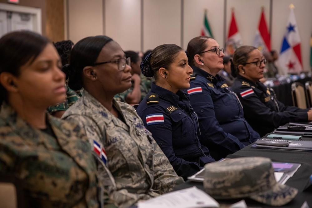 La iniciativa WPS de las Naciones Unidas está diseñada para educar, defender y ampliar el papel que desempeñan las mujeres, en la seguridad nacional y la estrategia de defensa en todo el mundo. (Foto: Sargento de 1.ª Clase del Ejército de EE.UU. Alan Brutus)