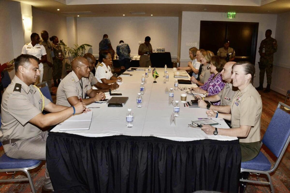 As delegações da Força de Defesa da Jamaica e do Comando Sul dos EUA abordam preocupações comuns, durante sua reunião bilateral, como parte da CANSEC 2023. (Foto: Força de Defesa da Jamaica)