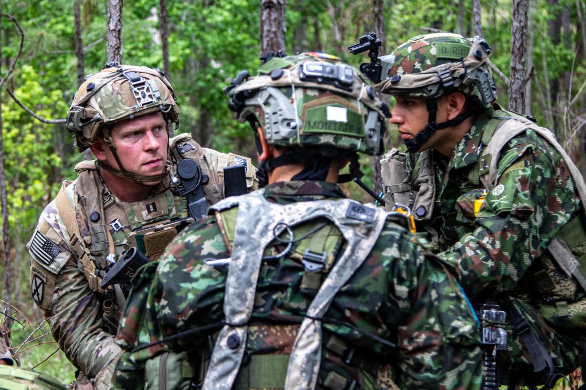 A U.S. Army advisor assigned to Second Battalion, 1st Security Force Assistance Brigade, speaks to Colombian Army partners during a JRTC rotation at Fort Polk, Louisiana, April 25, 2023. (Photo: U.S. Army Major Jason Elmore)