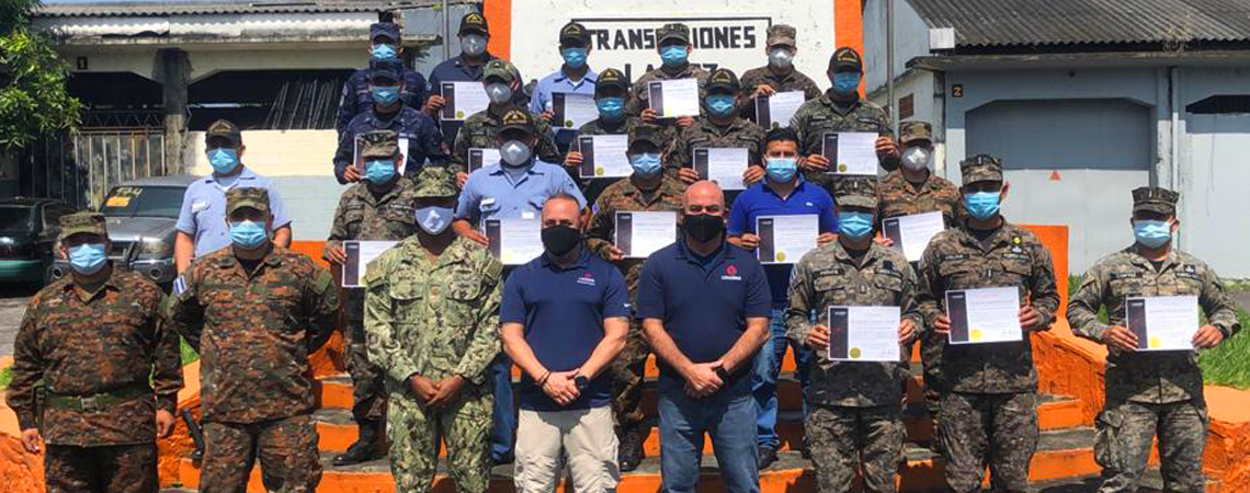 Um total de 33 alunos de diversos ramos das Forças Armadas de El Salvador receberam treinamento sobre o Sistema Harris de Comunicação de Rádio, bem como quanto à manutenção de longo prazo desse equipamento. A capacitação foi oferecida pela equipe de Treinamento de Apoio às Operações de Manutenção, um grupo de engenheiros de Aplicação e Campo do Comando Sul que apoia esse programa, em 23 de novembro de 2020. (Foto: Embaixada dos EUA em El Salvador)