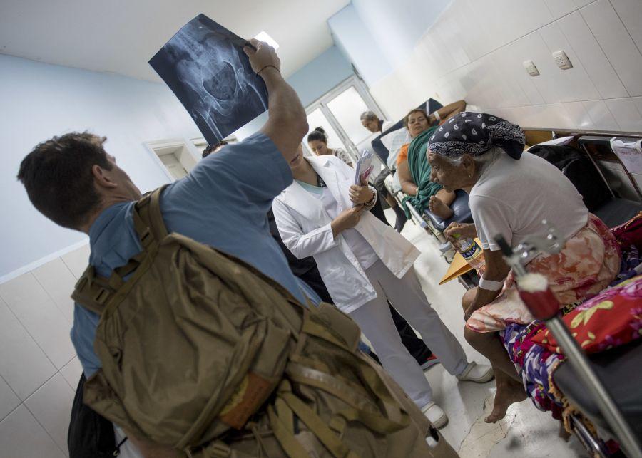 O Capitão-de-Corveta da Marinha dos EUA Steven Glerum, de Boise, Idaho, examina as radiografias de uma paciente durante suas “rondas médicas” no Hospital Nacional Dr. Mario Catarino Rivas, em San Pedro Sula, Honduras. (Foto: Segundo-Sargento da Marinha dos EUA Mike DiMestico)
