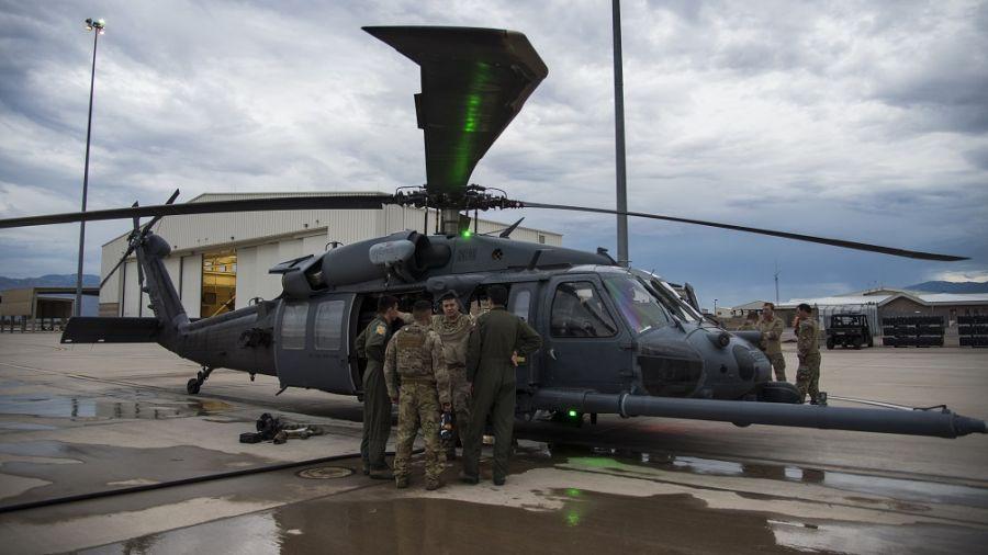 O Segundo-Sargento da Força Aérea dos EUA Logan Ayala, aviador de missões especiais do 55º Esquadrão de Resgate, conversa com pilotos de MH-60 da Força Aérea do Chile sobre as capacidades do HH-60G Pave Hawk da Força Aérea dos EUA, durante um intercâmbio entre especialistas em H-60, realizado na Base da Força Aérea de Davis-Monthan, no Arizona. Os pilotos chilenos compartilharam informações com pilotos, técnicos de manutenção e apoio de helicópteros HH-60G Pave Hawk da Força Aérea dos EUA sobre vários temas que incluem: óculos de visão noturna, treinamento, reabastecimento em voo e padrões de segurança. (Foto: Segundo-Sargento da Força Aérea dos EUA Angela Ruiz)