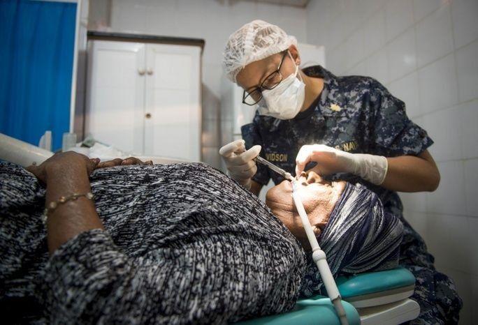Paula Davidson, attached to Naval Branch Health Clinic Gulfport, Mississippi, performs dental work at a Manaure hospital during Continuing Promise 2017’s visit to Mayapo, Colombia. (Photo: Mass Communication Specialist 2nd Class Shamira Purifoy, U.S. Navy)