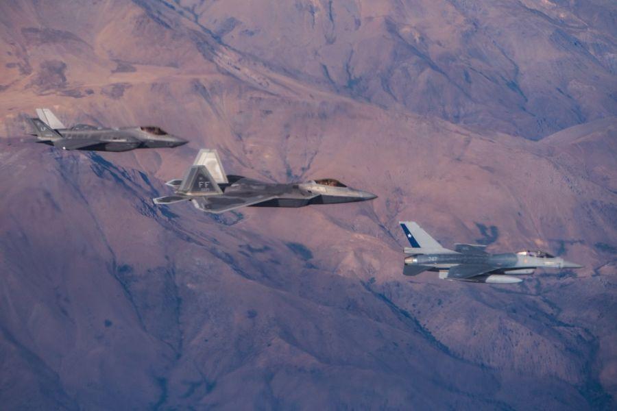 Um F-35 Lightning II e um F-22 Raptor da Força Aérea dos EUA e um F-16 da Força Aérea do Chile voam em formação antes de sua chegada em Santiago, Chile, para a FIDAE 2018, no dia 30 de março de 2018. (Foto: Terceiro-Sargento da Força Aérea dos EUA Danny Rangel)
