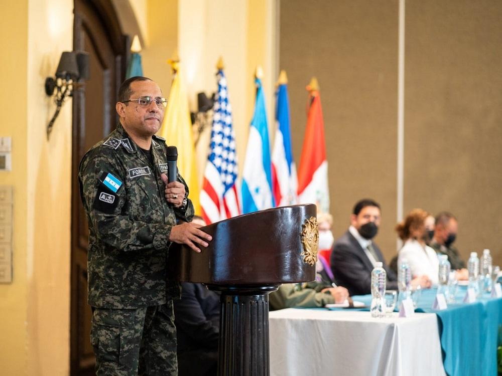 “Through the creation of human rights departments in each of the forces, which did not exist before, as well as sections at the unit level, we were able to increase knowledge on the subject of international humanitarian law, human rights, use of force, and gender equity through training, with 19,298 trainings to date to military personnel,” Vice Admiral José Jorge Fortín Aguilar, chief of the Joint Chiefs of Staff of the Honduran Armed Forces, said at the opening of the seminar. (Photo: Honduran National Defense Secretariat)