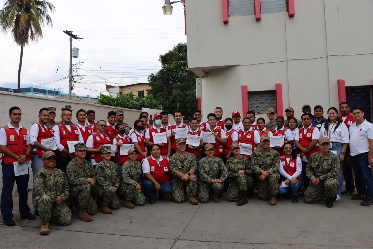 Marineros asignados al buque hospital USNS Comfort (T-AH 20), posan para una foto con voluntarios de la Cruz Roja de Honduras, después de un curso de actualización de Reanimación Cardiopulmonar en San Pedro Sula, Honduras, el 2 de noviembre de 2022. (Foto: Geraldine Cook/Diálogo) 