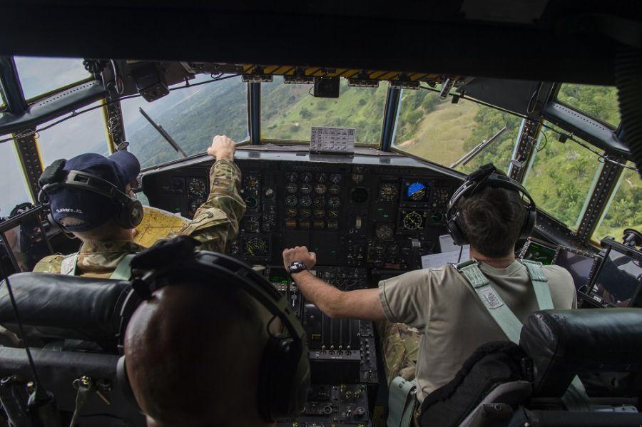 Pilotos do 133º Esquadrão de Transporte Aéreo da Força Aérea dos EUA realizam manobras em baixa altitude a bordo de um C-130 Hercules, como parte de um exercício de busca e resgate na região montanhosa da Colômbia, no dia 12 de setembro de 2018. (Foto: Segundo-Sargento da Força Aérea dos EUA Angela Ruiz)