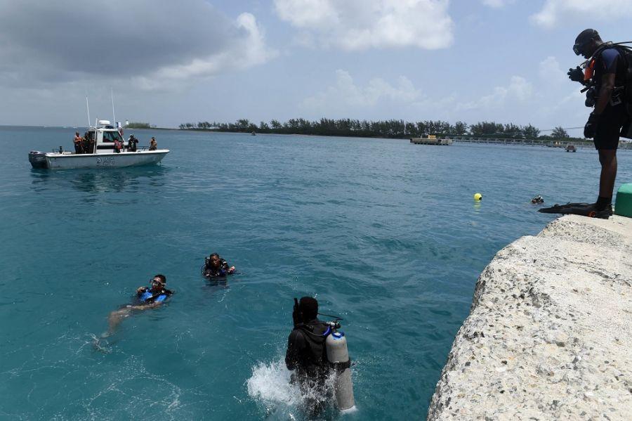 Mergulhadores das forças de defesa de Antígua, Bahamas, Belize e Trinidad e Tobago entram nas águas da costa norte de Nassau, nas Bahamas, como parte de um exercício de rastreio de segurança, durante o Tradewinds 2018. (Foto: Segundo Sargento da Guarda Nacional do Exército dos EUA Shane Hamann)