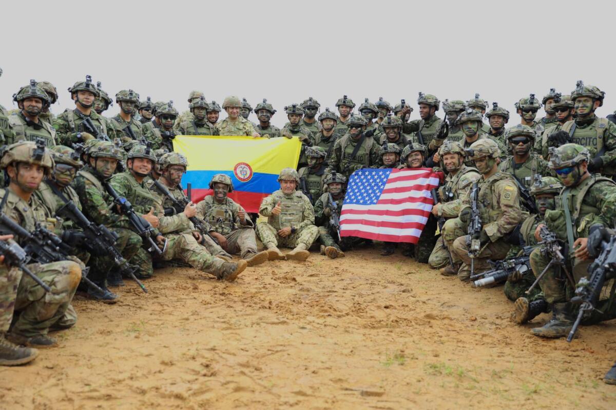 Asesores de los EE. UU. se incorporaron a una compañía del Ejército Colombiano para asesorarla y asistirla durante la rotación de la 3.ª Brigada, de la 82.ª División Aerotransportada a un JRTC, en Fort Polk, Luisiana, el 25 de abril de 2023.  Los asesores asistieron, enlazaron y apoyaron a sus contrapartes. (Foto: Ejército Sur de los EE. UU.)