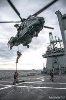 FAST ROPE! O Grupamento de Mergulhadores de Combate da Marinha do Brasil aborda um navio suspeito de um helicóptero UH-15 do Esquadrão HU-2. (Foto: Roberto Caiafa)