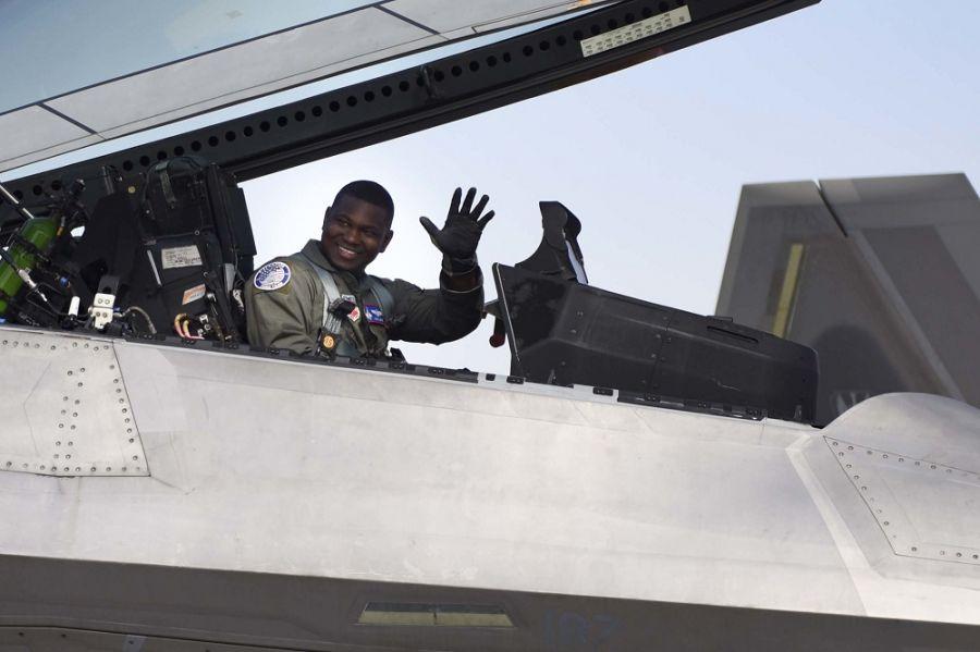 5. O Major da Força Aérea dos EUA Paul “Loco” Lopez, comandante e piloto da equipe de demonstração do F-22 Raptor do Comando de Combate Aéreo, acena para convidados na FIDAE em Santiago, Chile, no dia 7 de abril de 2018. (Foto: Cabo da Força Aérea dos EUA Kaylee Dubois)