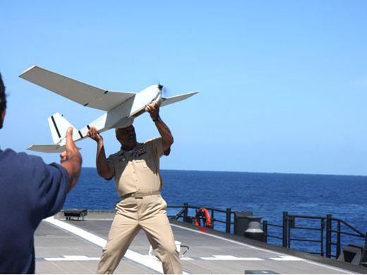  KEY WEST, U.S.A. – Rear Adm. Sinclair Harris, the commander of the U.S. Navy’s Fourth Fleet, launches a PUMA unmanned aerial vehicle. Small and silent, these remote-controlled airplanes can send images of the cargo and crew aboard a suspect vessel. (Sandra Marina/Diálogo).