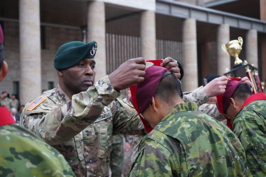 U.S. Army Major General Antonio M. Fletcher, SOCSOUTH commander, places a ribbon around an Ecuadorean commando during Fuerzas Comando’s closing ceremony. Ecuador won third place. (Photo: Specialist Jose Vargas Marmolejos, SOCSOUTH)