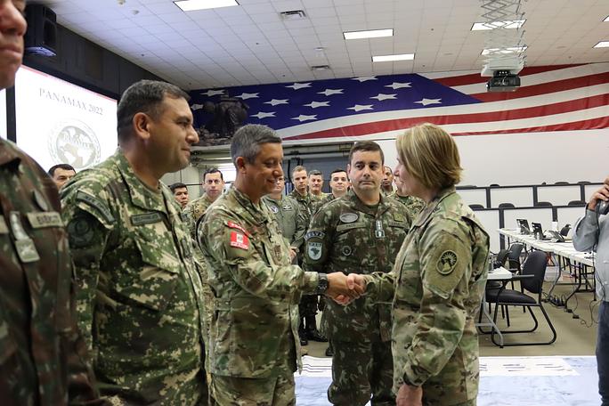 La General del Ejército de los EE. UU. Laura J. Richardson, comandante de SOUTHCOM, saluda al Coronel del Ejército del Perú Mariano de la Torre. (Foto: Marcos Ommati/Diálogo) 