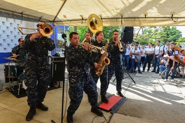 Membros da Banda das Forças da Frota dos EUA, de Norfolk, na Virgínia, se apresentam em um evento em apoio à visita da CP-17 a Puerto Barrios, na Guatemala. (Foto: Segundo Sargento Brittney Cannady/Câmera de Combate da Marinha dos EUA)